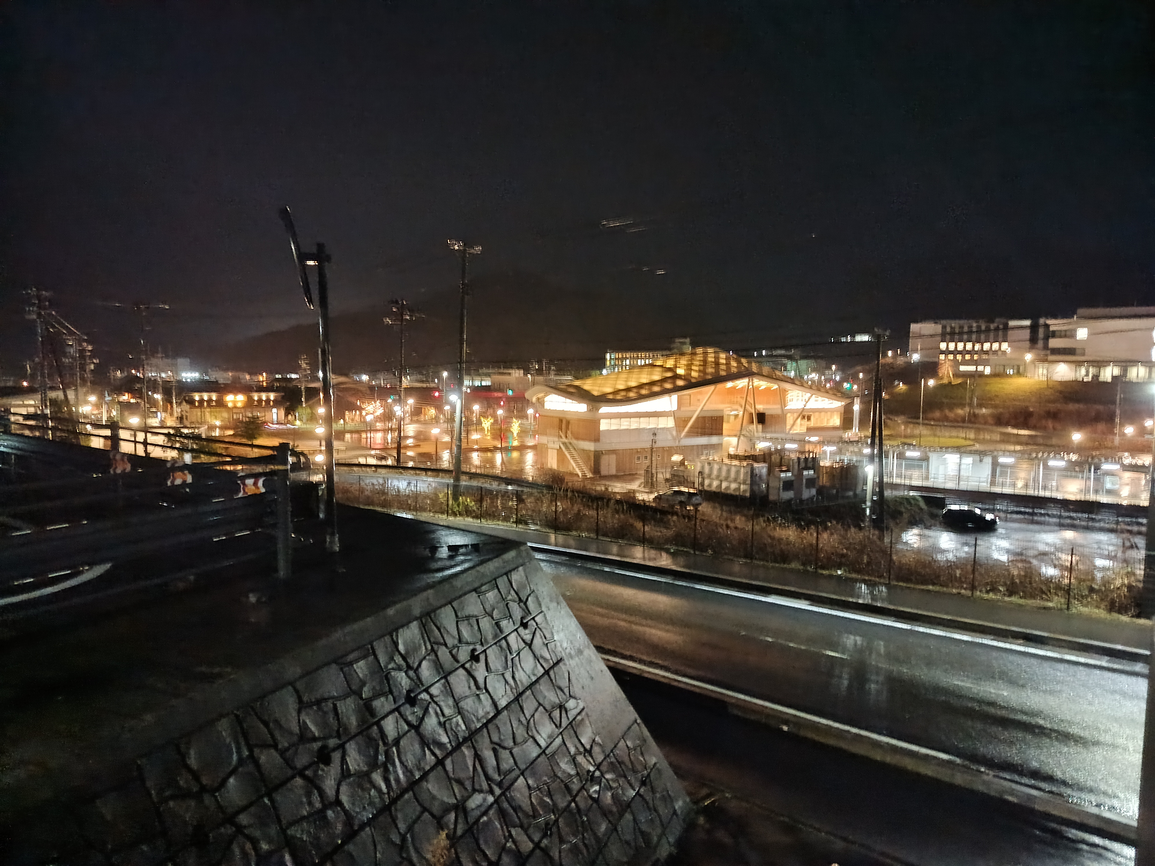 雨と夜景とサッカー場