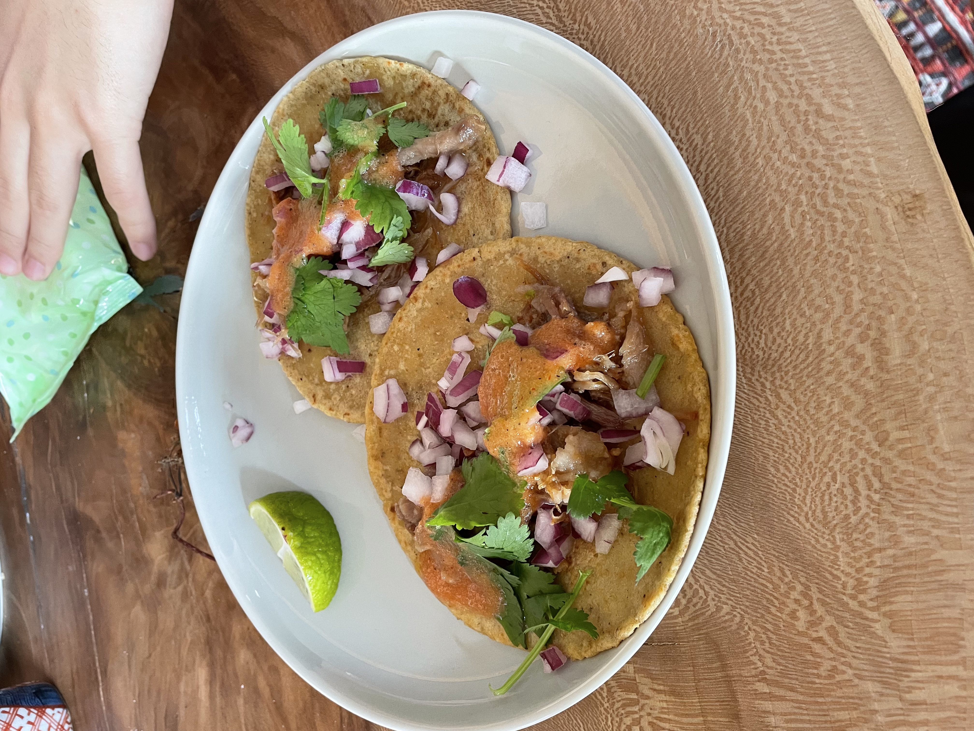 タコスを食べる