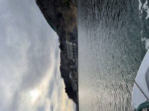 海から見る採石場