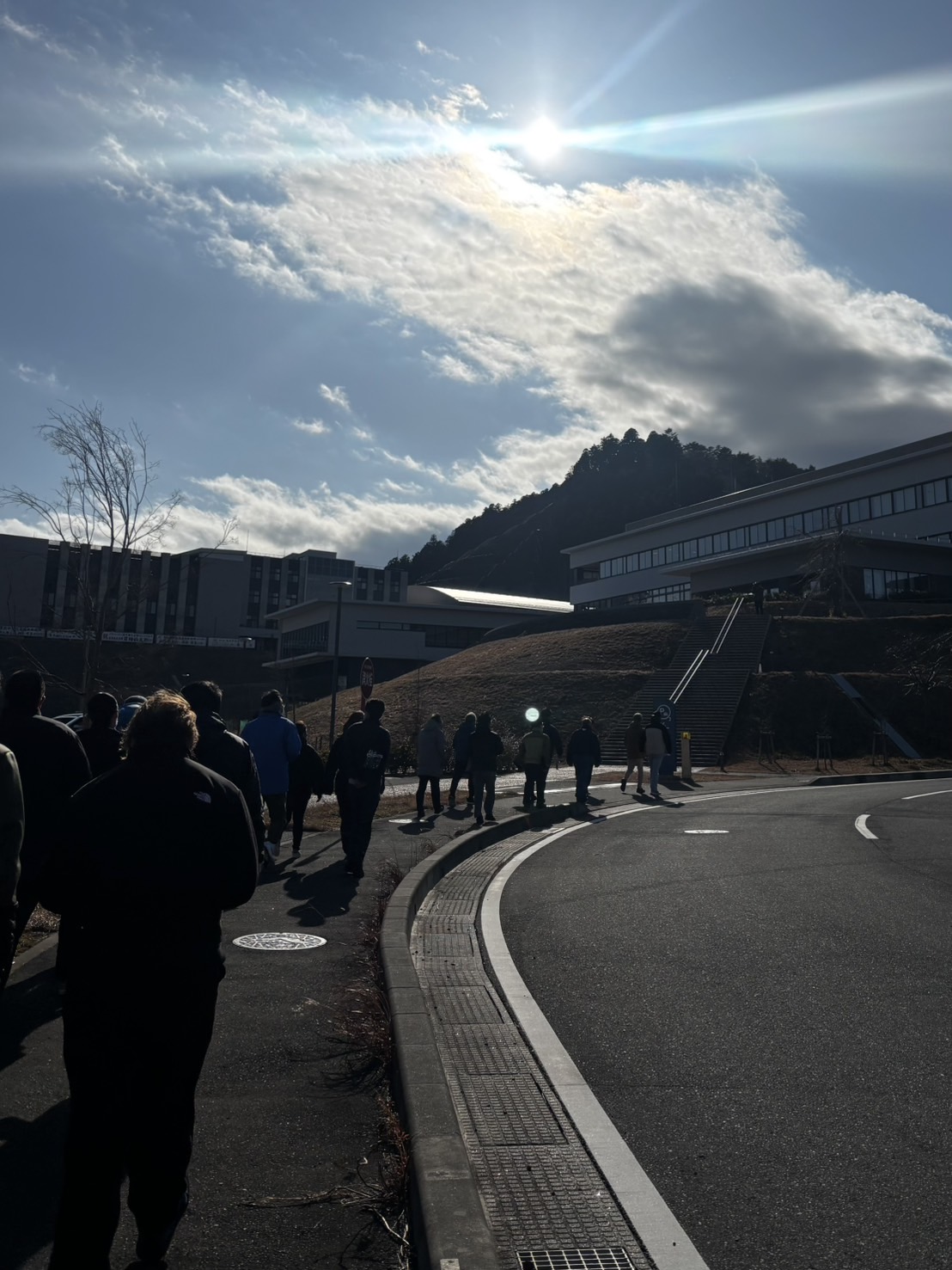 高いところへ！