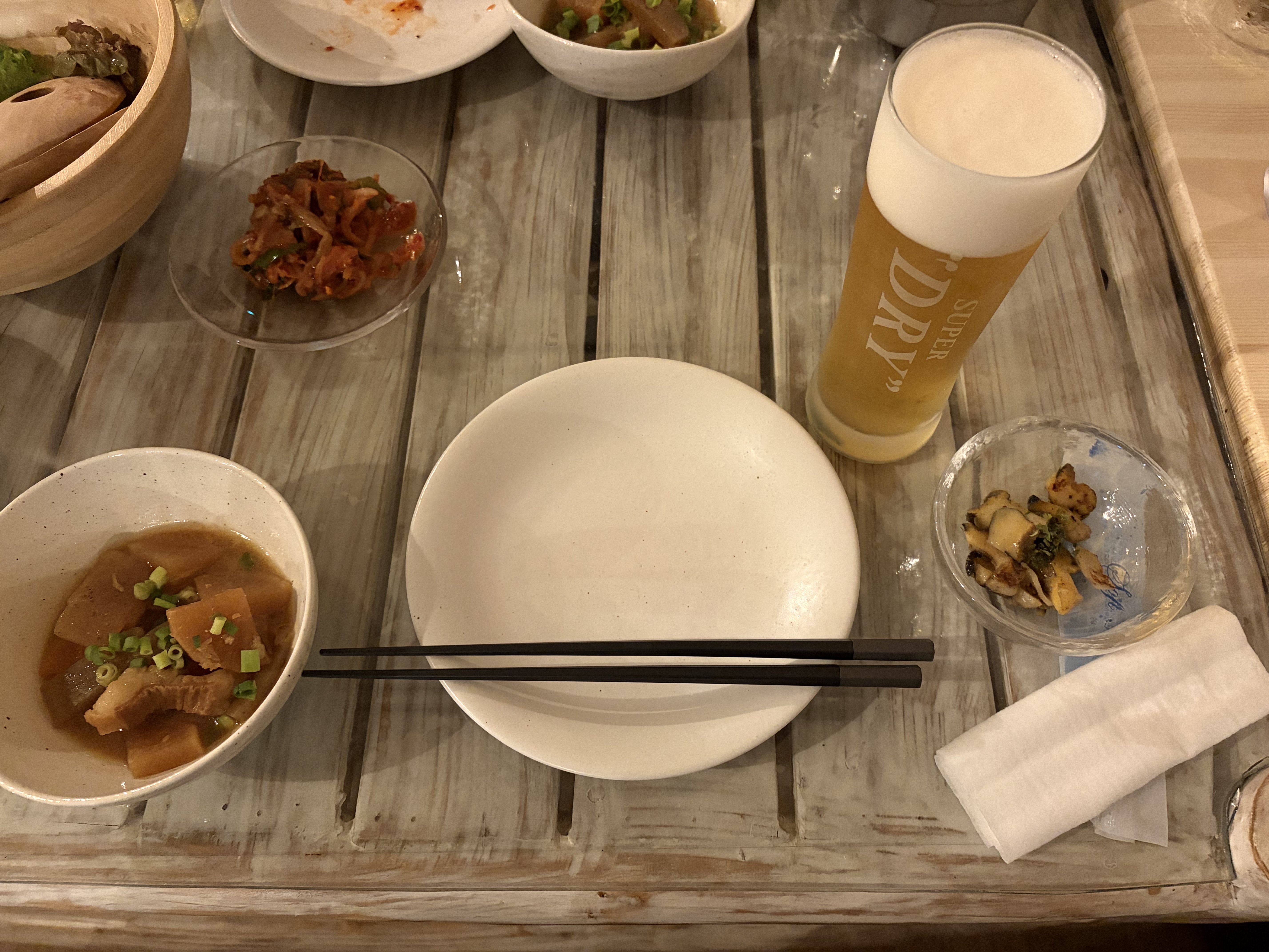町の人たちとテーブルを囲む夜